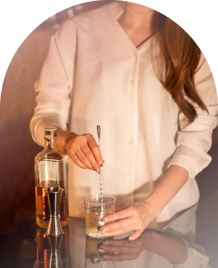 カウンターでお酒を作る女性スタッフ