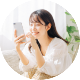 スマートフォンで応募する女性