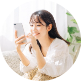スマートフォンで問い合わせる女性