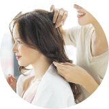 ヘアセットを受ける女性