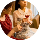 グラスを持って接客する女性