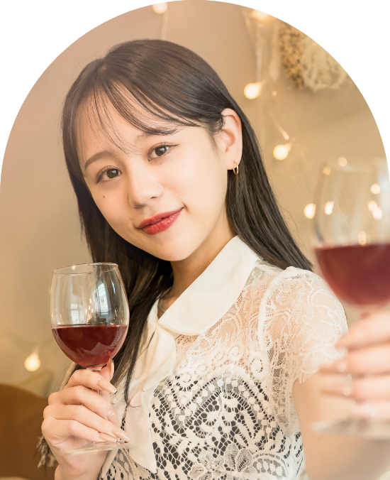 グラスを持つ女性